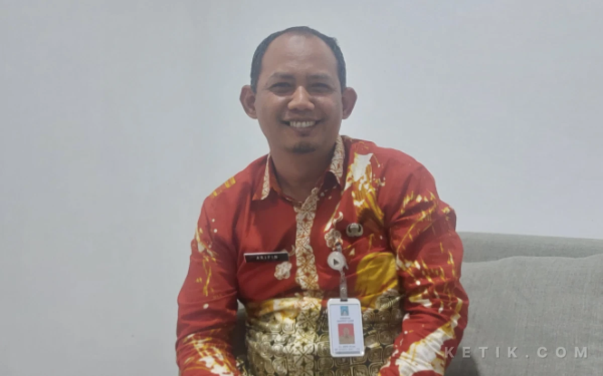 Foto Kepala Dinas Kependudukan dan Pencatatan Sipil (Disdukcapil) Kabupaten Sleman, Drs Arifin, MLaws, saat memberikan keterangan terkait progres percepatan IKD. (Foto: Fajar R/Ketik.com)