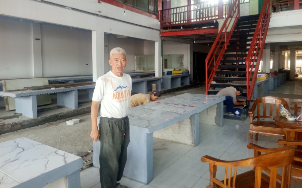 Foto Pemilik Keraton UMKM Lebak Ruhay, Salim, menunjukkan area lapak yang tengah disiapkan untuk menampung pelaku UMKM di Kabupaten Lebak. (Foto: Abdul Kohar/Ketik.com)