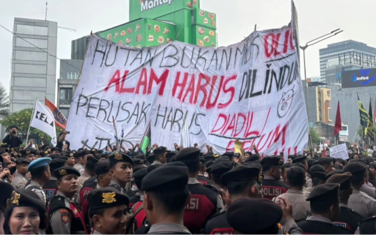 Thumbnail Berita - Mahasiswa Bentangkan Spanduk Raksasa di Jakarta, Serukan Hutan Bukan Milik Oligarki