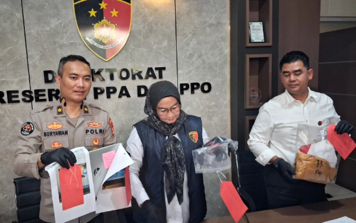 Foto Barang bukti yamg diamankam tersangka dugaan tindak pidana kekerasan seksual terhadap anak saat dibawa oleh penyidim Ditres PPA PPO Polda Sumsel, Senin 12 Oktober 2026. (Foto : Yola/Ketik.com)
