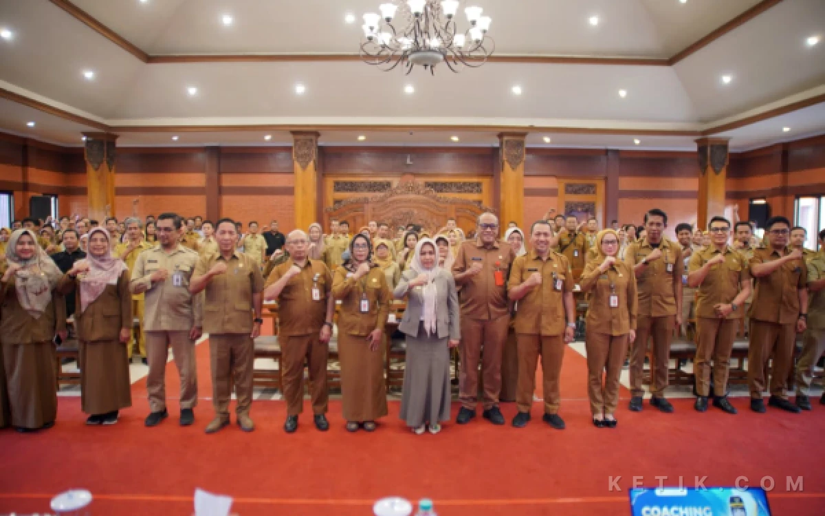 Foto Wali Kota Mojokerto ning ita bersama  para ASN peserta   kegiatan Coaching “Ning Ita Sinar ASN” yang digelar di Ruang Sabha Mandala Madya, Balai Kota Mojokerto ( foto : humas pemkot mojokerto/ ketik.com)