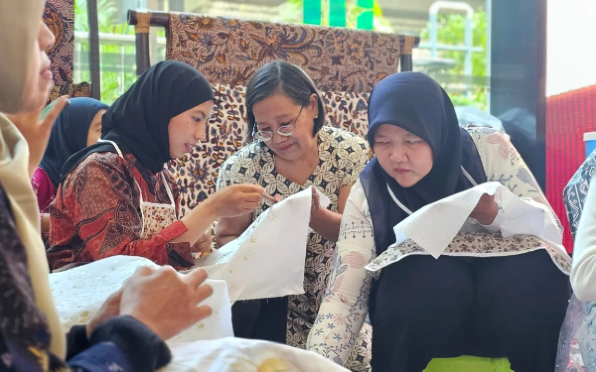 Thumbnail Berita - Serunya Menunggu Kereta API Sambil Membatik, Jadi Momentum Edukasi Cinta Budaya Indonesia