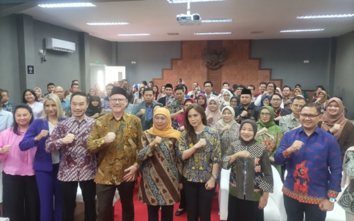 Foto Gubernur Jatim, Khofifah Indar Parawansa (tengah) saat berfoto bersama dengan University Rector for Indonesia and Southeast Asia KCL, Prof. Simon Tenner (kiri) dan jajaran KCL Singhasari Malang dalam peluncuran dan pembukaan dua prodi baru yaitu Digital Law dan Advance Cyber Security, Jumat, 2 Oktober 2026 (Foto : Kukuh/Ketik).