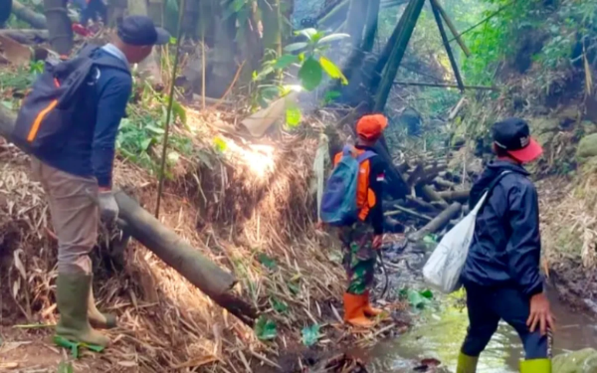 Thumbnail Berita - Cegah Banjir Bandang, Pemkot Batu Bersihkan Sungai Curah Krecek dari Sampah dan Pohon Tumbang