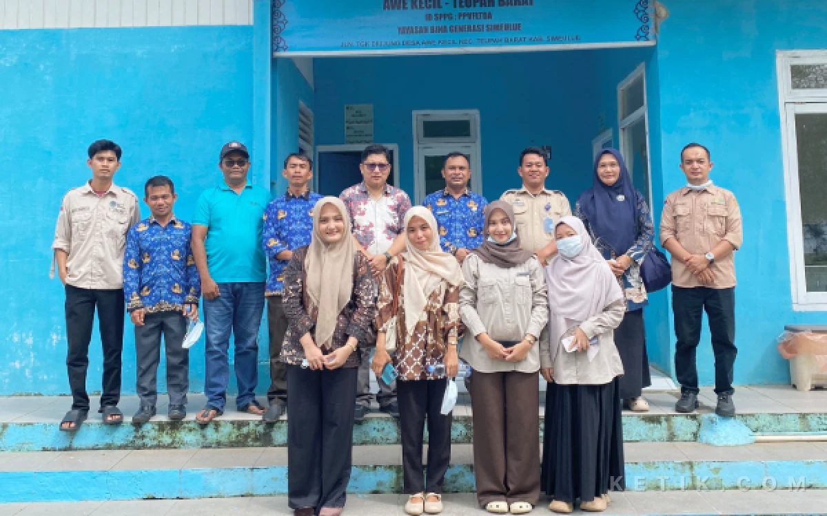 Foto Kepala Dinas Pertanian dan Pangan Kabupaten Simeulue, Ikhwan Jamil foto bersama di SPPG Awe Kecil, Kamis 29 Oktober 2026. (Helman/Ketik.com)