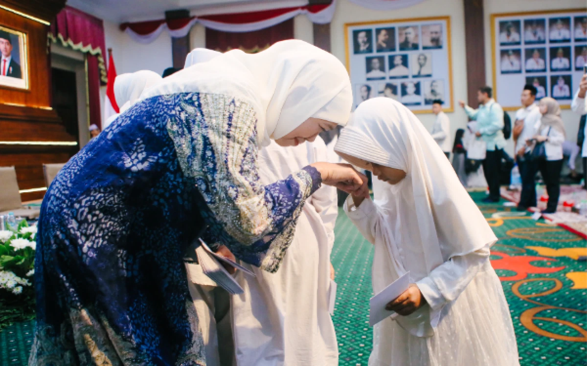Thumbnail Berita - Sambut Hari Jadi ke-81 Jatim, Gubernur Khofifah Gelar Khataman Al-Quran dan Santuni 81 Anak Yatim di Grahadi