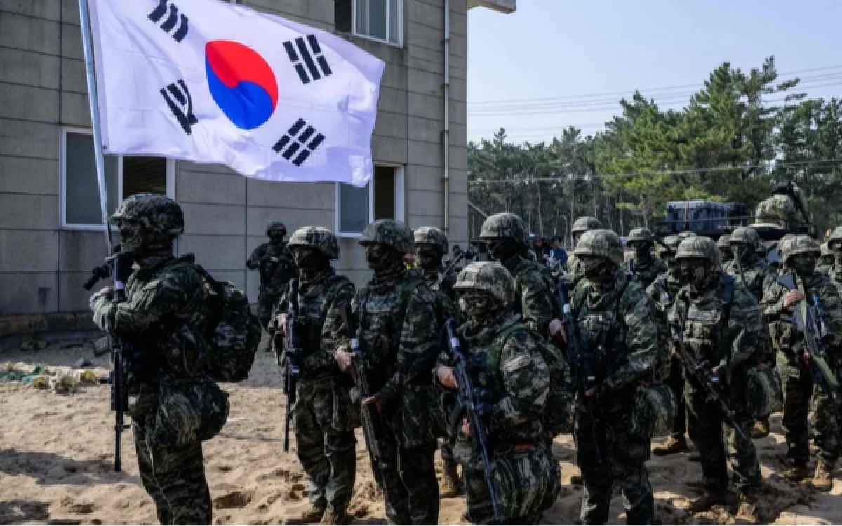 Thumbnail Berita - Tentara Korea Selatan Diskors Dua Bulan, 64 Kali Tinggalkan Pos demi Beri Makan Kadal