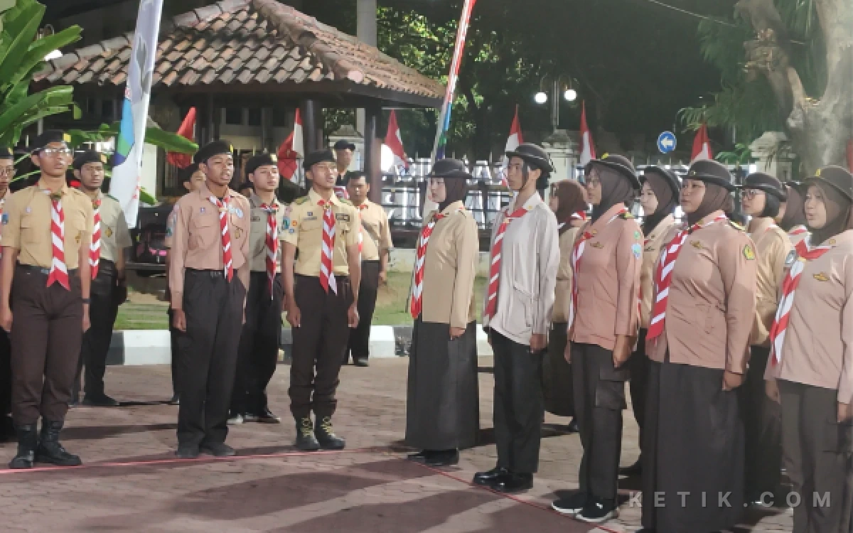 Foto Peserta mengikuti Ulang Janji Pramuka ke-65 yang berlangsung di Halaman Kwarda Gerakan Pramuka Jawa Timur, Sabtu, 8 Agustus 2026.  (Foto: Fitra/Ketik.com)