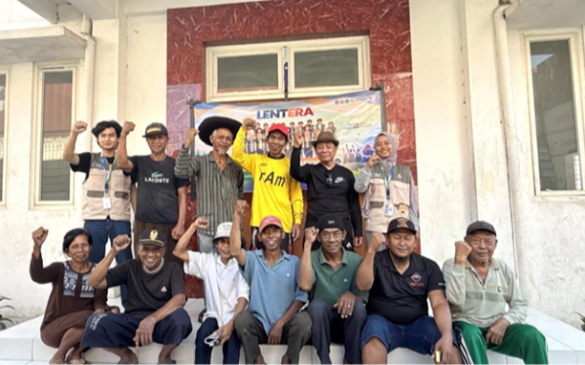 Foto Para POKTAN (Kelompok Tani) Bersama Mahasiswa KKN Bela Negara Kelompok 29 UPN "Veteran" Jawa Timur