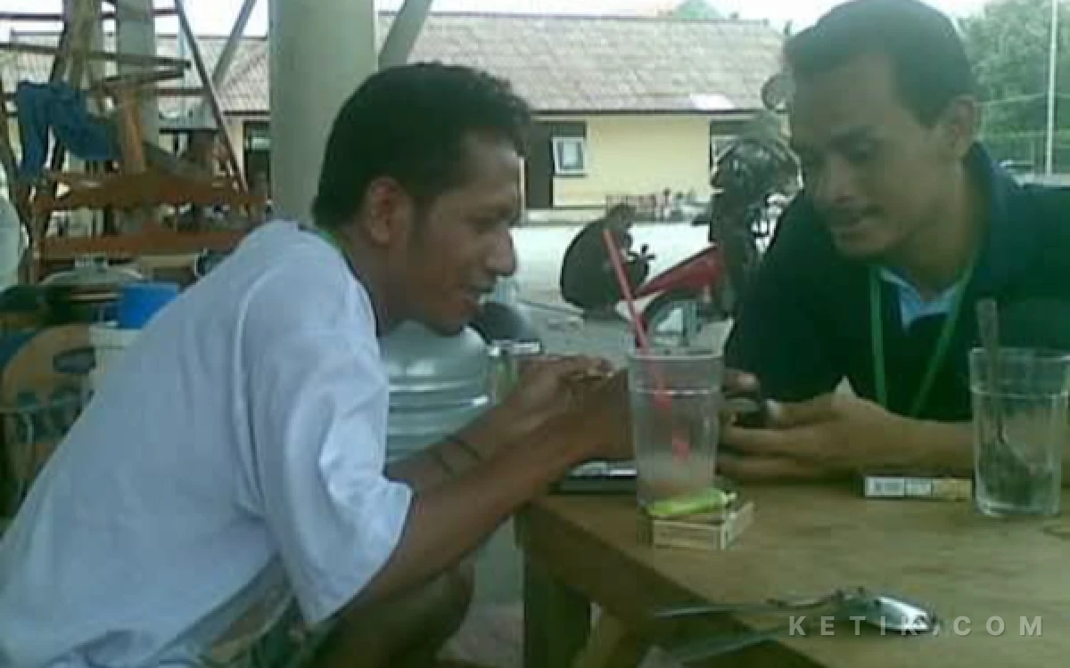 Foto Sabinno Marianno (sekarang Kalaksa BPBD Sidoarjo) dan Fathur Roziq setia menuggui tempat penampungan pengungsi di Pasar Porong Baru. (Foto: Dokumen Fathur Roziq)