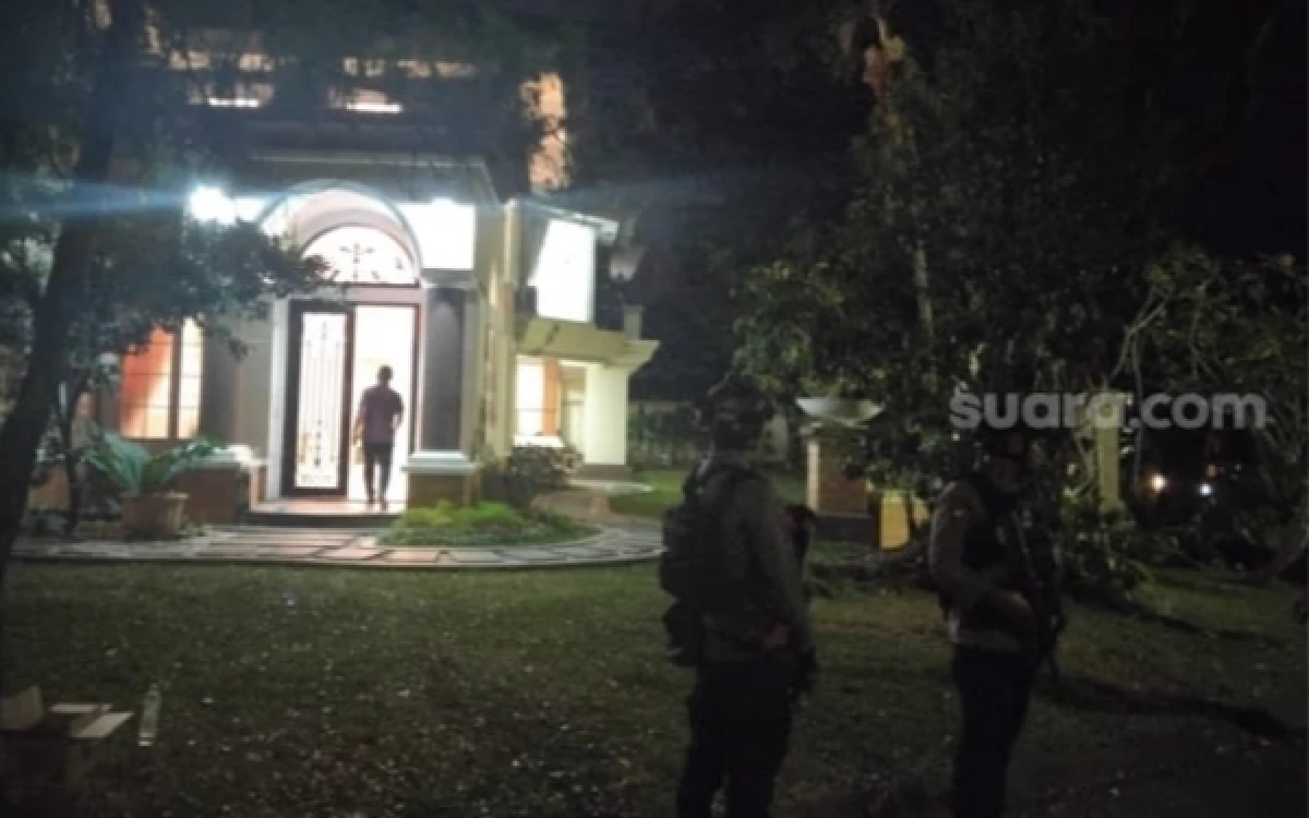 Thumbnail Berita - Polisi Geledah Rumah Mewah di Sentul City, Diduga Milik Jampidsus Febrie Adriansyah