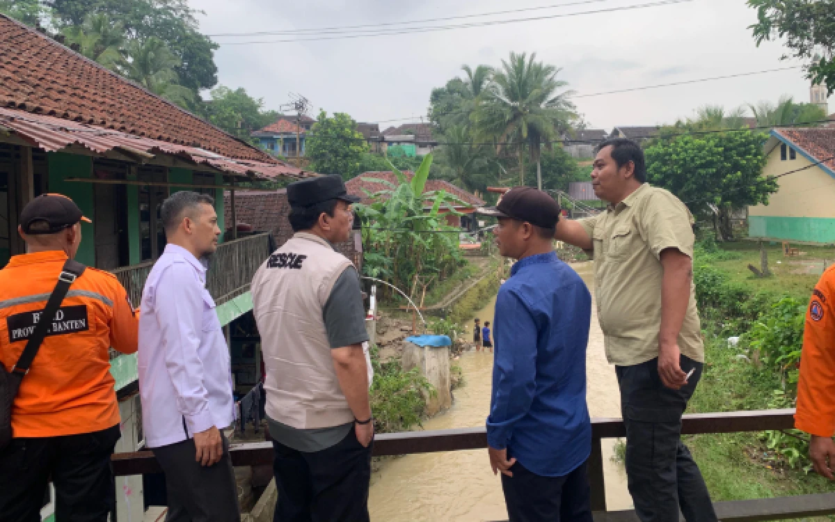 Thumbnail Berita - Pj Sekda Lebak Tinjau Lokasi Banjir di Sajira, Pemkab Salurkan Bantuan untuk Warga Terdampak