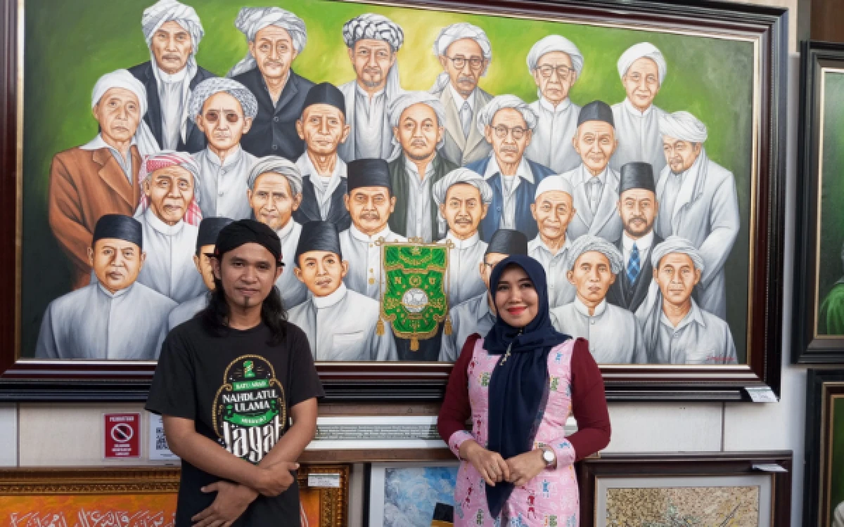 Thumbnail Berita - Ning Lia Senator Jatim Tinjau Pameran Seni Muktamar NU Tambakberas, Sebut Lukisan Muasis NU Media Edukasi Sejarah
