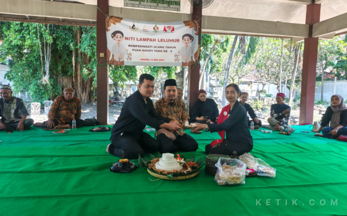 Foto Ketua Puan Hayati Gresik, Suparni, Memberikan Simbolis Tumpeng Ulang Tahun Kepada Perwakilan Yayasan Kyai Tumenggung Poesponegoro (Foto: Daniel Andayawan/Ketik.com)