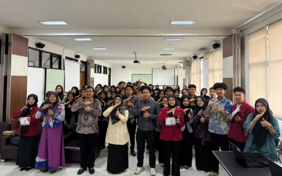 Foto Para peserta Workshop Peradilan Semu bertajuk “Penguatan Kompetensi Hukum Acara Melalui Paradigma Baru KUHP dan KUHAP" yang dihelat Fakultas Syariah UIN Malang berfoto bersama dengan pemateri dari Pengadilan Negeri Malang. (Foto: Fakultas Syariah UIN Malang)