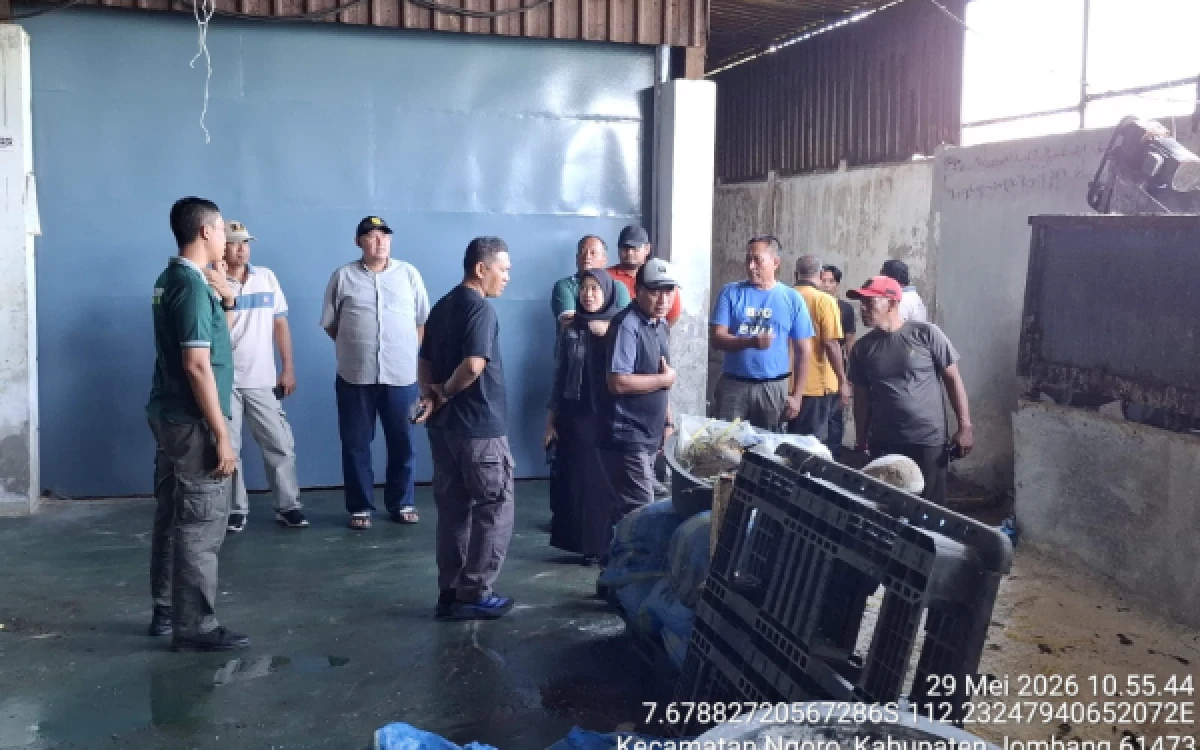 Dugaan Pencemaran Lingkungan Pabrik Garam di Jombang, DLH Temukan Saluran Mengarah ke Sawah