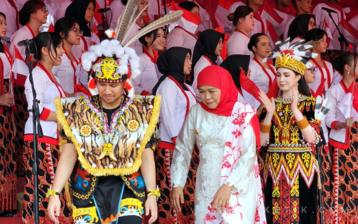 Thumbnail Berita - Upacara HUT Ke-81 RI di Grahadi! Anggunnya Khofifah Berkebaya Merah Putih, Emil-Arumi Kompak Berbusana Dayak Kenyah