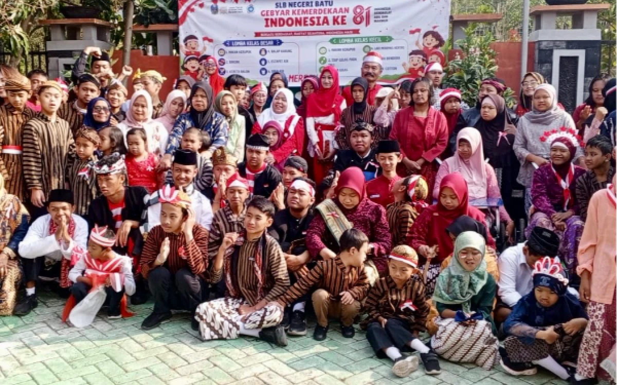 Thumbnail Berita - Semarak HUT ke-81 RI di SLBN Bumiaji Kota Batu, Siswa Upacara Kenakan Busana Adat