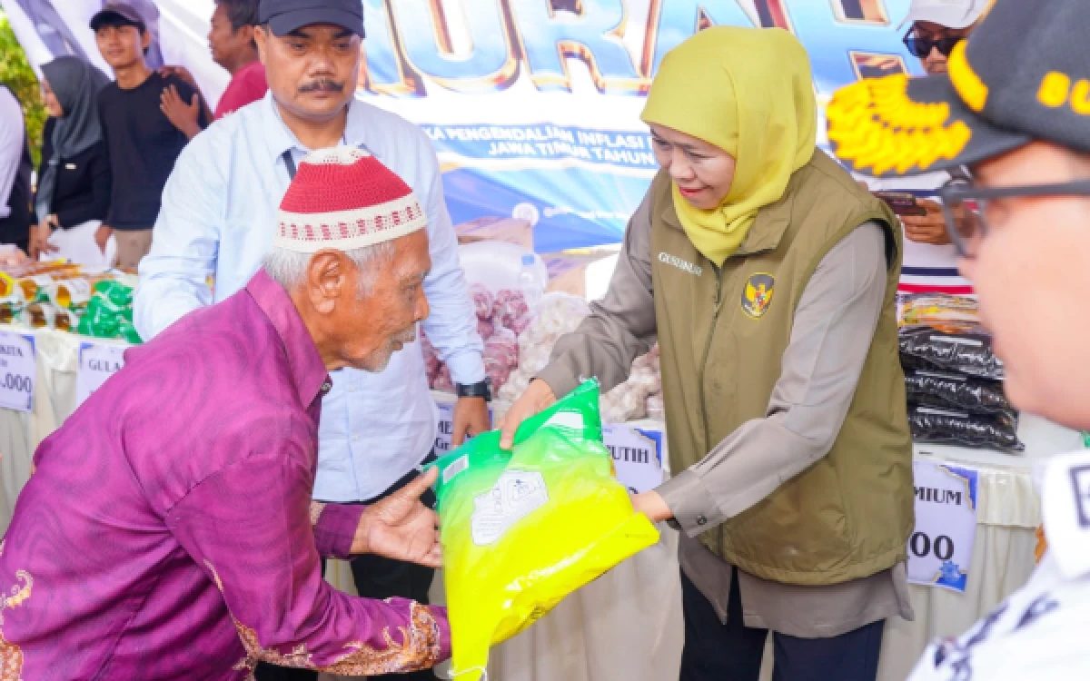 Thumbnail Berita - Gubernur Khofifah Gelar Pasar Murah ke-139 di Mojokerto, Perluas Akses Bahan Pokok Terjangkau