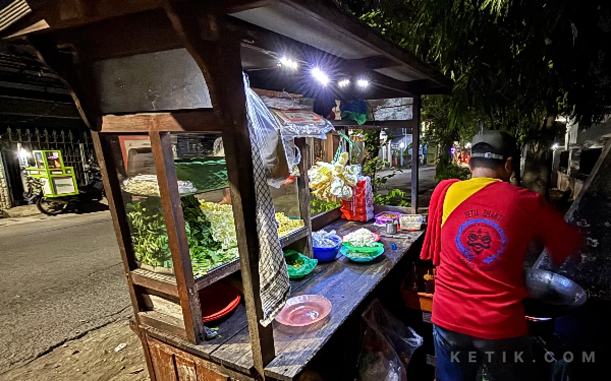 Thumbnail Berita - Nasi Goreng Jadi Incaran Anak Kos dan Pekerja di Surabaya, PKL Bisa Jual 100 Porsi Semalam