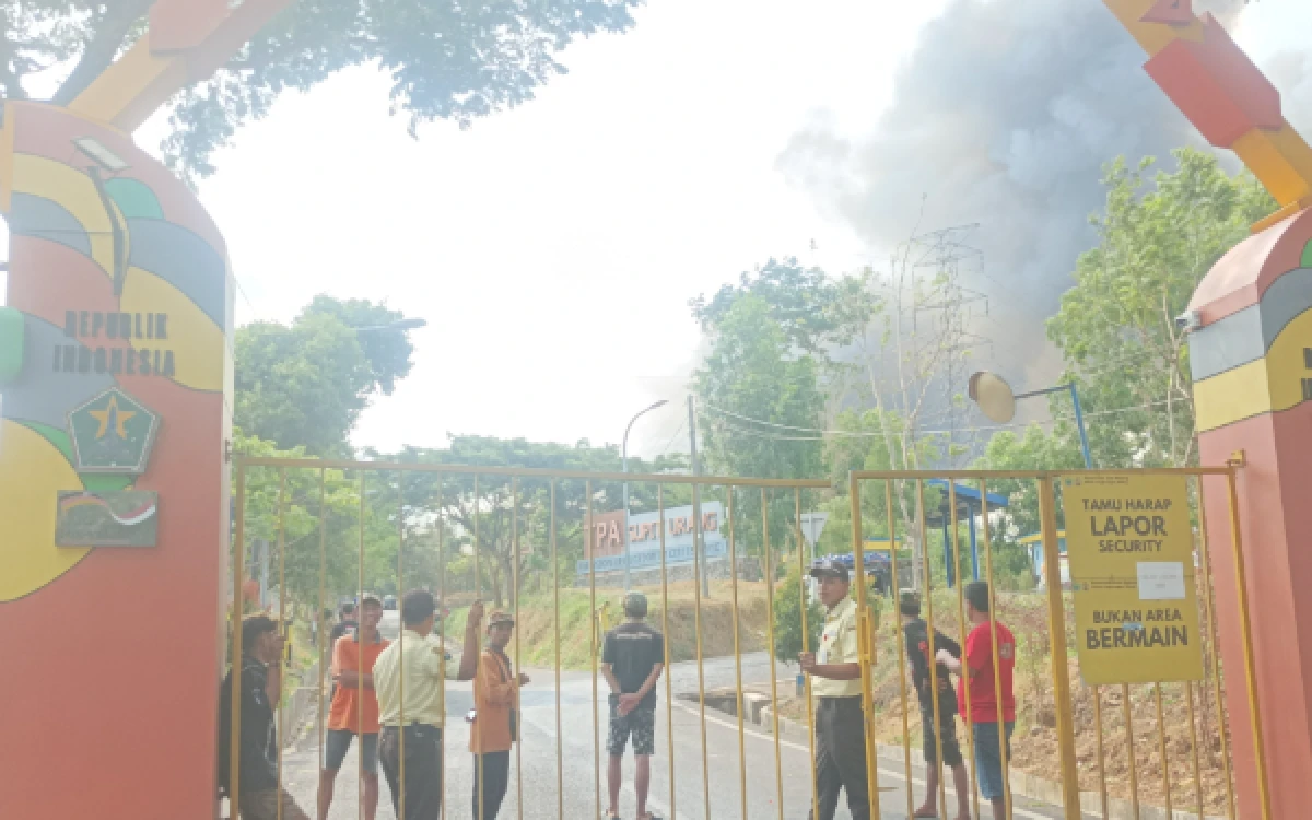Thumbnail Berita - TPA Supit Urang Malang Terbakar, Asap Hitam Mengepul Tinggi