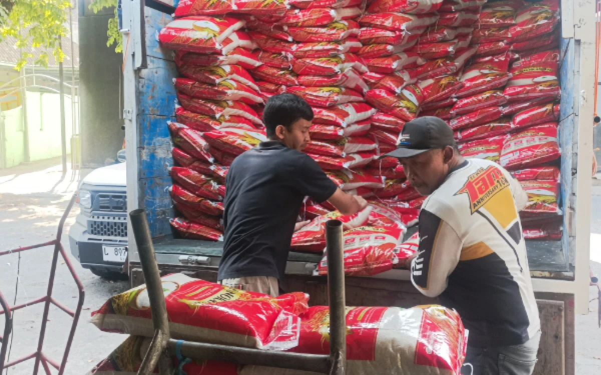 Thumbnail Berita - Alami Kelangkaan Hingga 3 Minggu, Bulog Malang Mulai Gelontorkan Pasokan Beras Premium