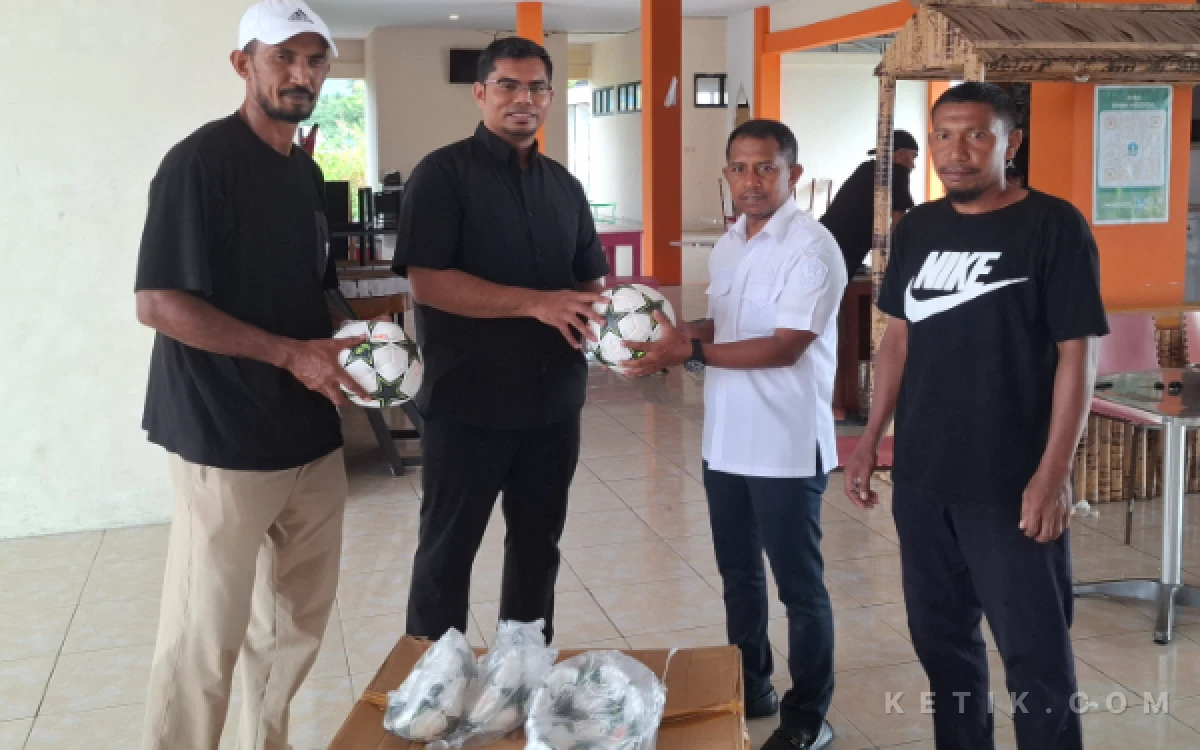 Thumbnail Berita - Izzuddin AlQassam Dorong Daya Tumbuh Sepak Bola Halsel Lewat Kompas