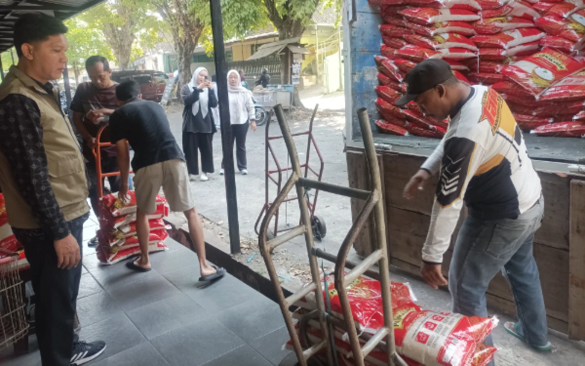 Foto Pasokan beras premium dari Perum Bulog Cabang Malang saat digelontorkan ke Pasar Bunulrejo Kota Malang, Jumat, 18 September 2026 (Foto : Kukuh/Ketik)