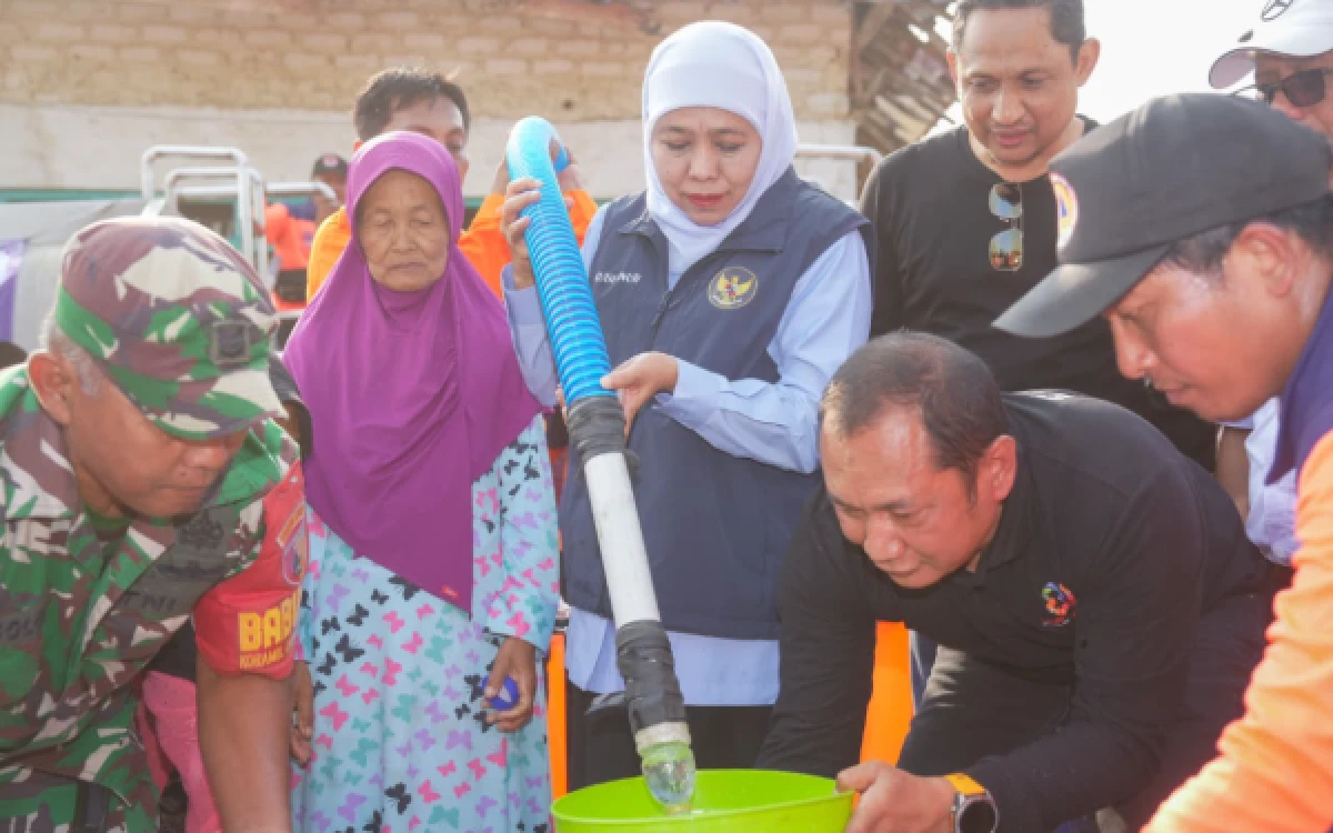 Thumbnail Berita - Gubernur Khofifah Salurkan Bantuan Air Bersih Di Sumenep, Siapkan Sumur Bor pada 2027 untuk Solusi Jangka Panjang