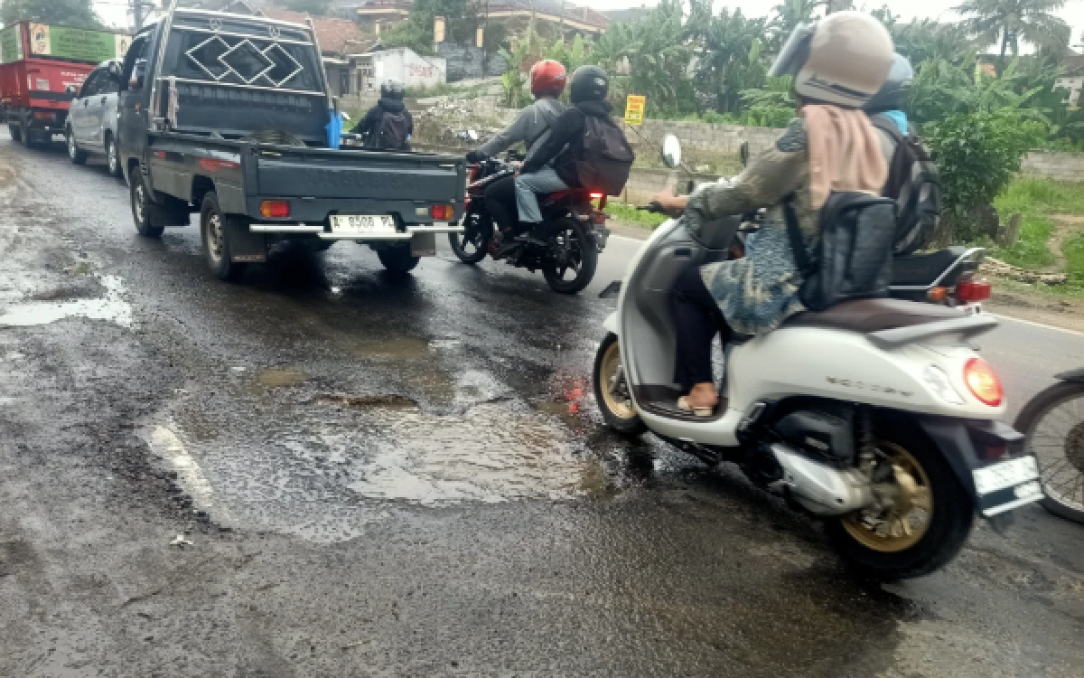 Thumbnail Berita - Jalan Nasional di Lebak Ini Langganan Rusak, Warga: Bahan Apa yang Dipakai?