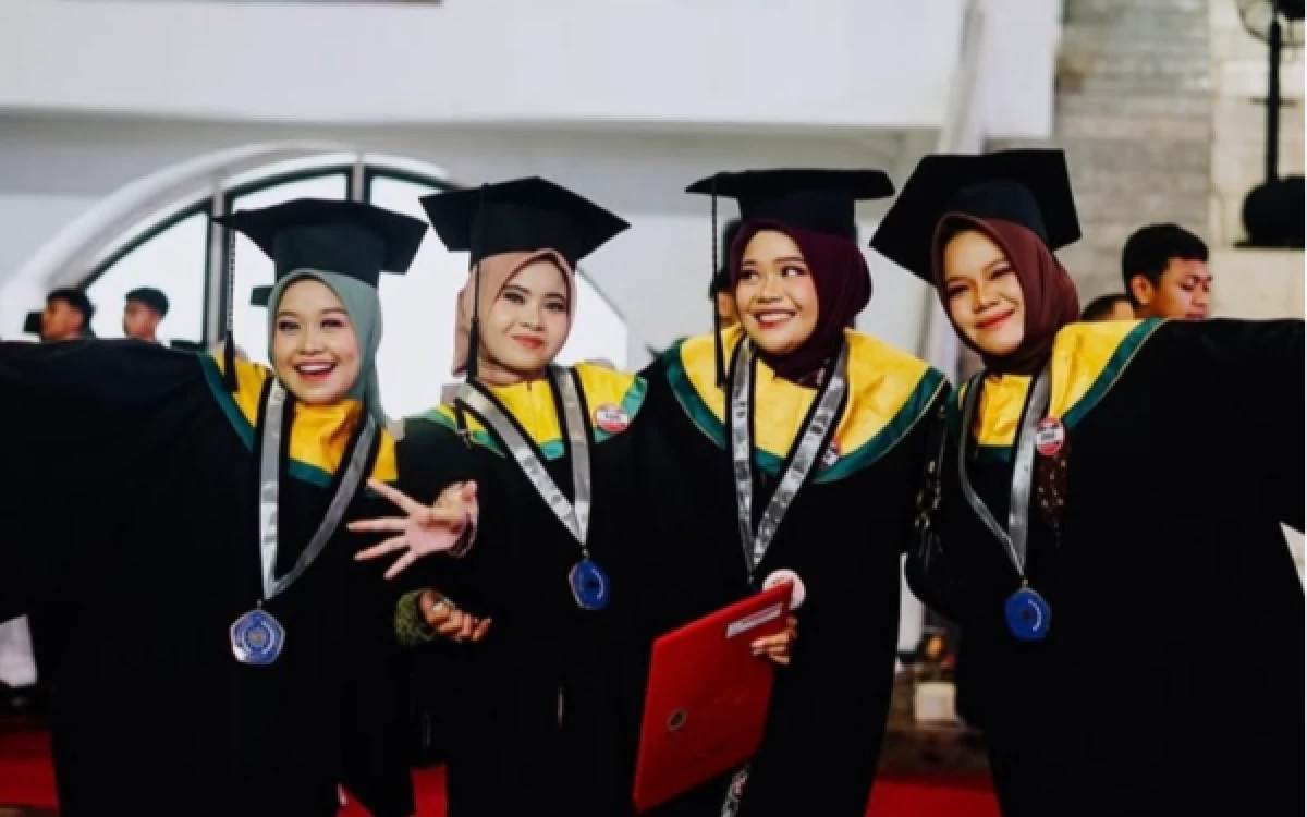 Thumbnail Berita - Viral Disebut Mirip Kostum 'Mberot', UMM Batalkan Penggunaan Toga Wisuda Baru