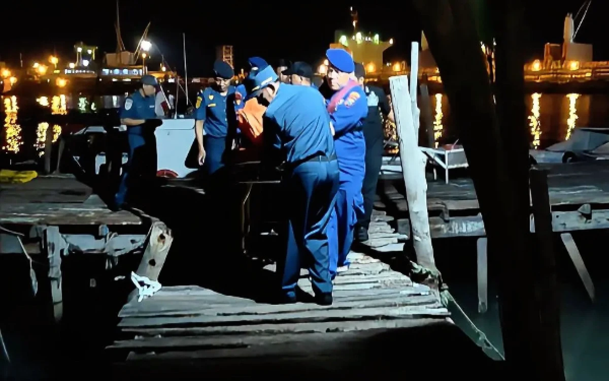 Thumbnail Berita - Dua ABK Hilang, Satpolairud Polres Gresik Intensifkan Pencarian Usai Perahu Karam
