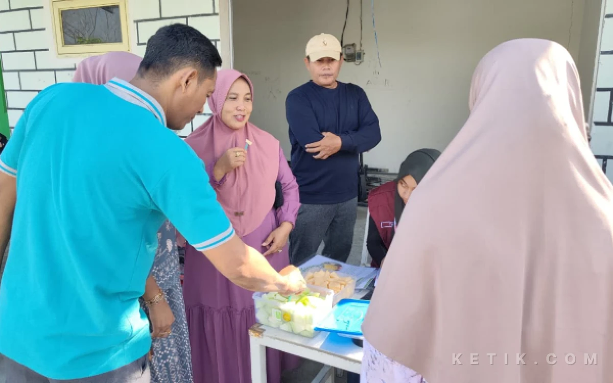 Foto Para Pengunjung Wisata Petik Melon sedang mencicipi berbagai jenis melon sebelum memetik melon pada Jum'at 03 Juli 2026 (Foto : Syakira Rizki Thalita/Ketik.com)