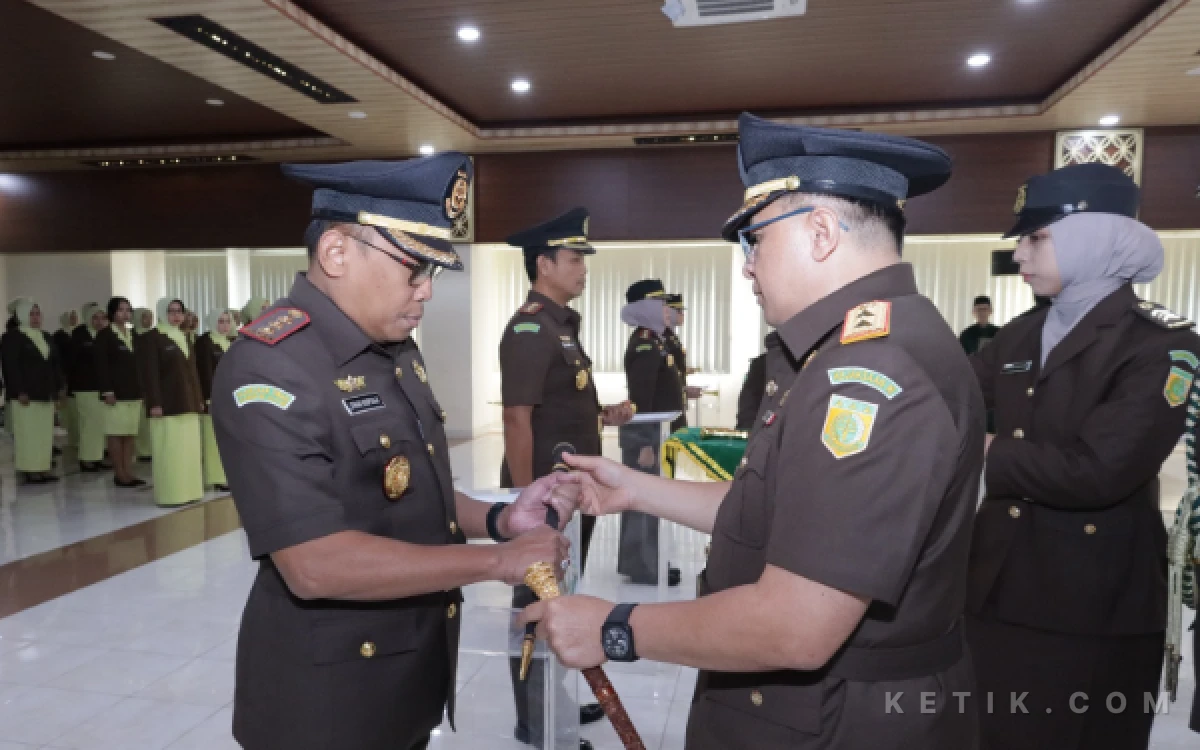 Foto Kepala Kejaksaan Tinggi (Kajati) DIY Sri Kuncoro SH MSi (kanan) menyerahkan tongkat komando jabatan kepada Dr Dinar Kripsiaji SH MH saat prosesi pelantikan Kepala Kejaksaan Negeri (Kajari) Sleman di Aula Kejati DIY, Yogyakarta, 
Kamis 13 Agustus 2026. (Foto: Ist for Ketik.com)
