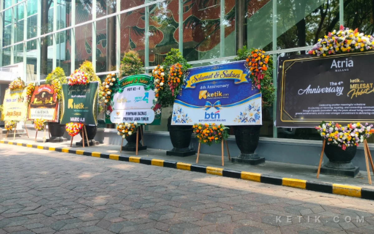 Thumbnail Berita - Meriah! Ratusan Karangan Bunga HUT Ke-4 Ketik.com Hiasi Hotel Mercure Surabaya Grand Mirama