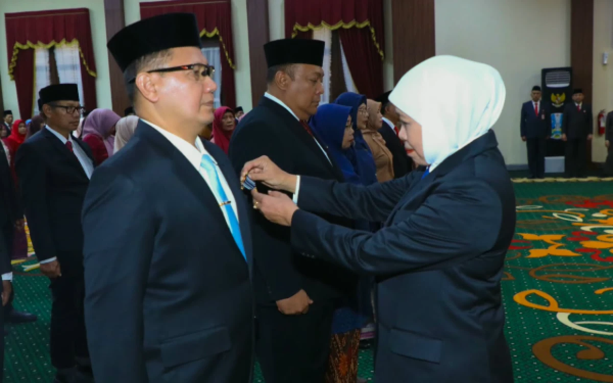 Thumbnail Berita - Apresiasi Pengabdian ASN, Gubernur Khofifah Sematkan 528 Satyalancana Karya Satya Jelang Hari Jadi Jatim