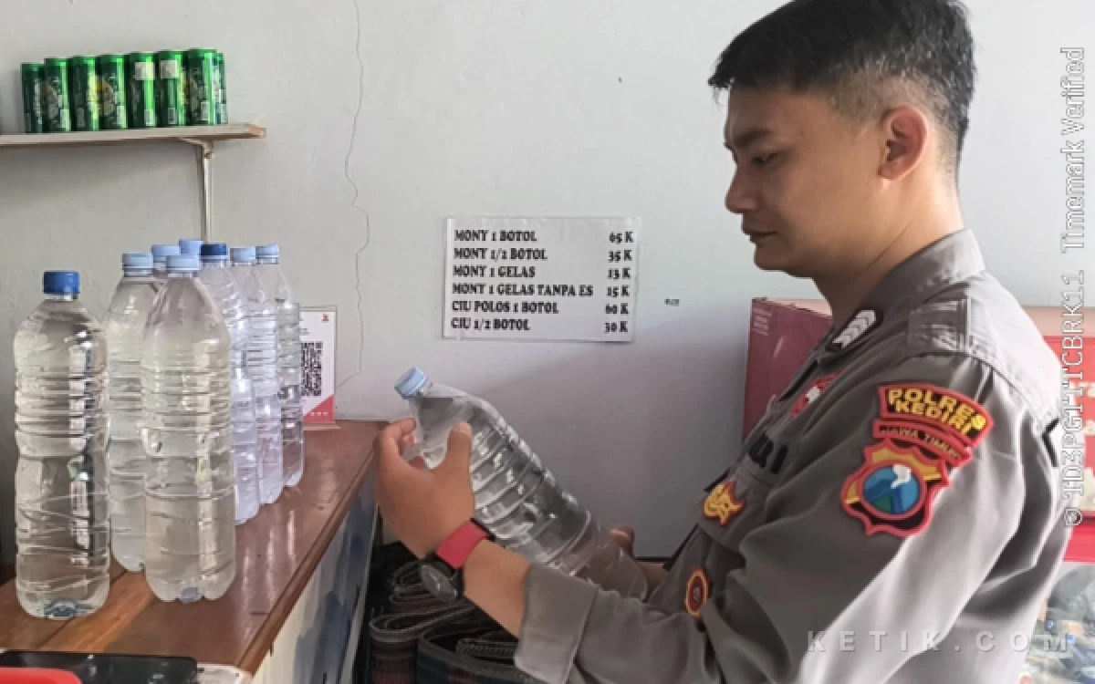 Thumbnail Berita - Polisi Ungkap Peredaran Miras Ilegal di Kepung Kediri, 15 Botol Arak Jowo Diamankan