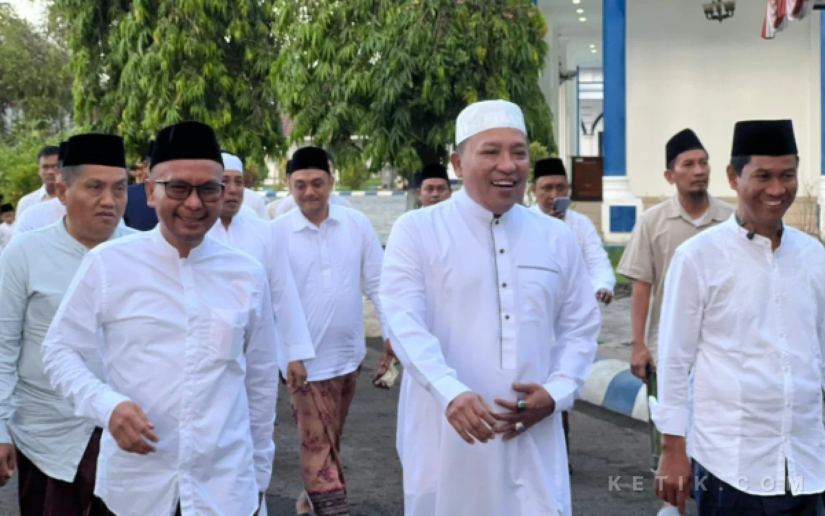 Thumbnail Berita - Kajari Sampang Mochamad Iqbal Sholat Iduladha di Alun-Alun Trunojoyo Bersama Masyarakat