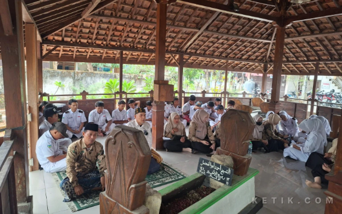 Thumbnail Berita - SMKP Hasan Besari Bangilan Tuban Tanamkan Nilai Religius Lewat Ziarah