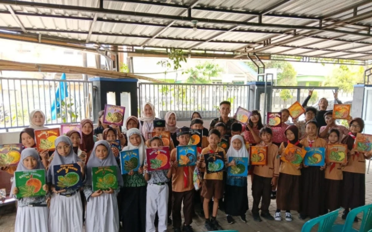 Foto Para siswa SD di wilayah Kelurahan Sukun mengikuti kegiatan belajar dan praktik membatik pada Kamis, 29 Oktober 2026. (Foto: Dok. Pribadi)