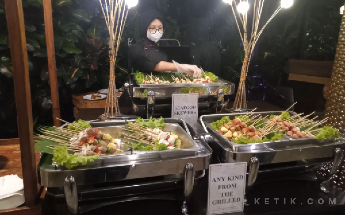 Foto Pilihan sate yang beragam dalam program "Flame & Co - Saturday Night BBQ" di Ijen Suites Resort & Convention Malang. (Foto: Aliyah/Ketik.com)