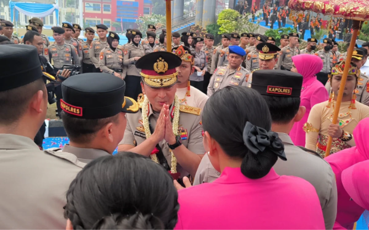 Foto Komjen Pol Shandi Nugroho bersama istri  saat pamit dalam Kegiatan pedangpora pelepasan Kapolda Sumsel di halaman MaPolda Sumsel, Jumat 2026. (Foto : Yola/Ketik.com)