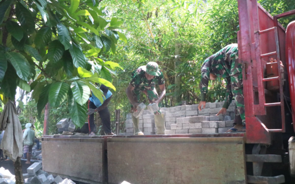 Thumbnail Berita - Material Datang, TMMD ke-128 Kodim 0820 Probolinggo Percepat Pengerjaan Jalan Paving