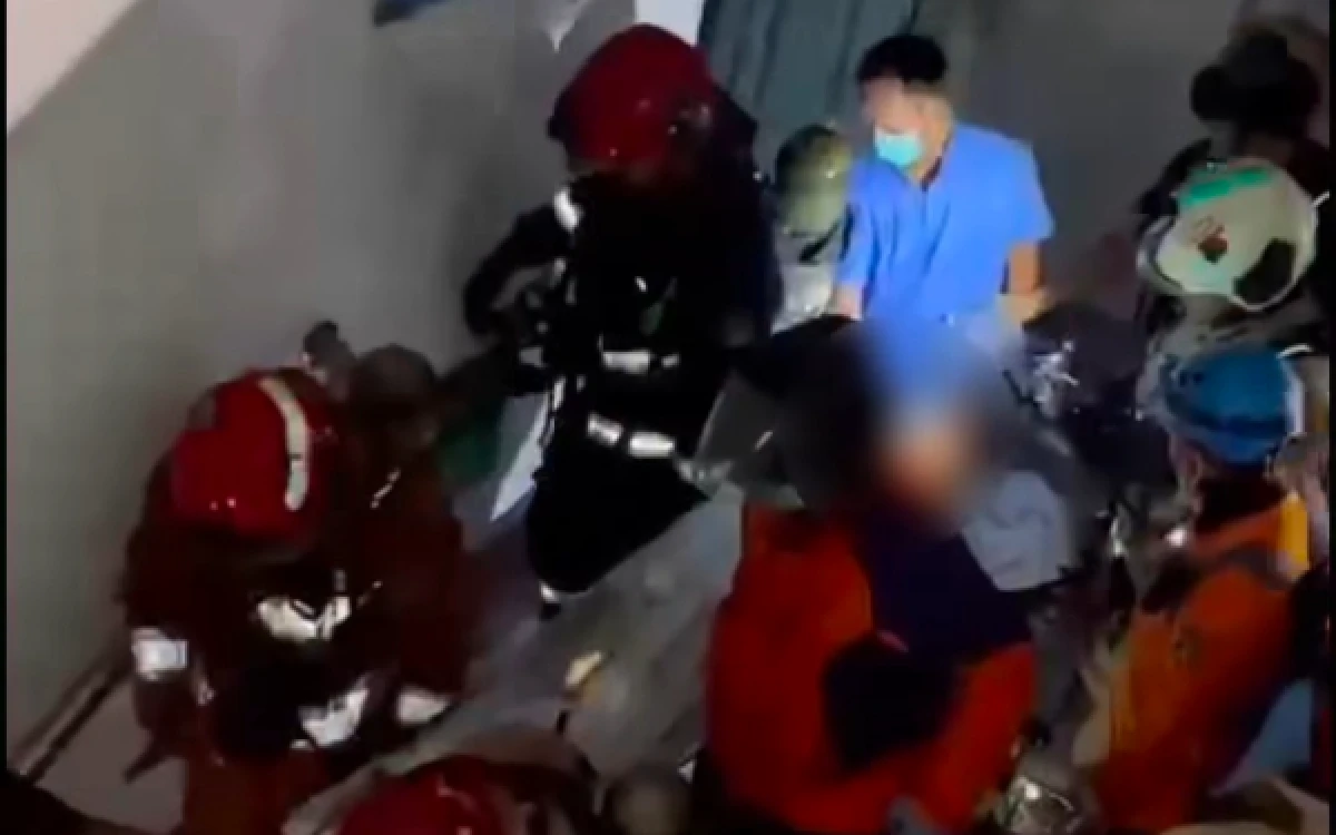 Thumbnail Berita - Kebakaran Gedung PPTJ RSUD Dr Soetomo, Berikut Identitas 37 Pasien Dievakuasi