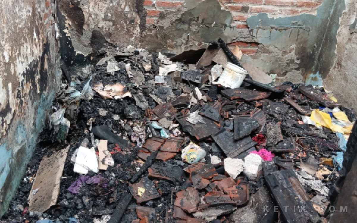 Foto Puing-puing bekas kebakaran di kamar keluarga Suliadi. (Foto: Fathur Roziq/Ketik.com)