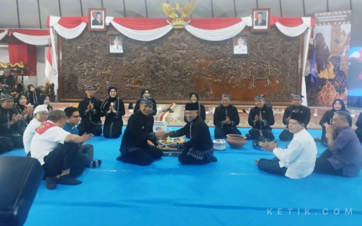 Thumbnail Berita - Prosesi Semayamkan Api Abadi Meriahkan HJB Bojonegoro ke-349