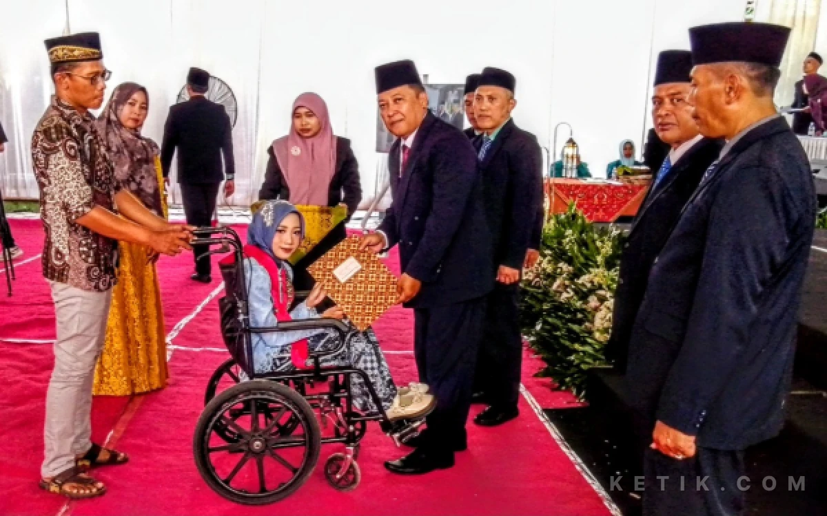 Thumbnail Berita - Bikin Haru! Santriwati Disabilitas MTsN 2 Tulungagung Raih Penghargaan di Sela Pelepasan 344 Lulusan