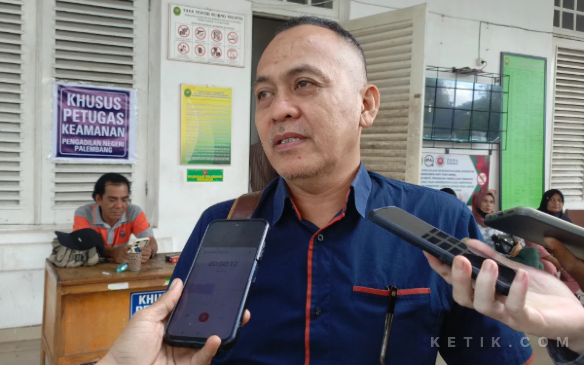 Foto Husni Chandra, SH, MH, penasihat hukum terdakwa Amin Mansur, memberikan pernyataan kepada wartawan usai kliennya divonis 3 tahun penjara dalam kasus dugaan korupsi lahan negara, Selasa 19 Mei 2026. (Foto: M Nanda/Ketik.com)