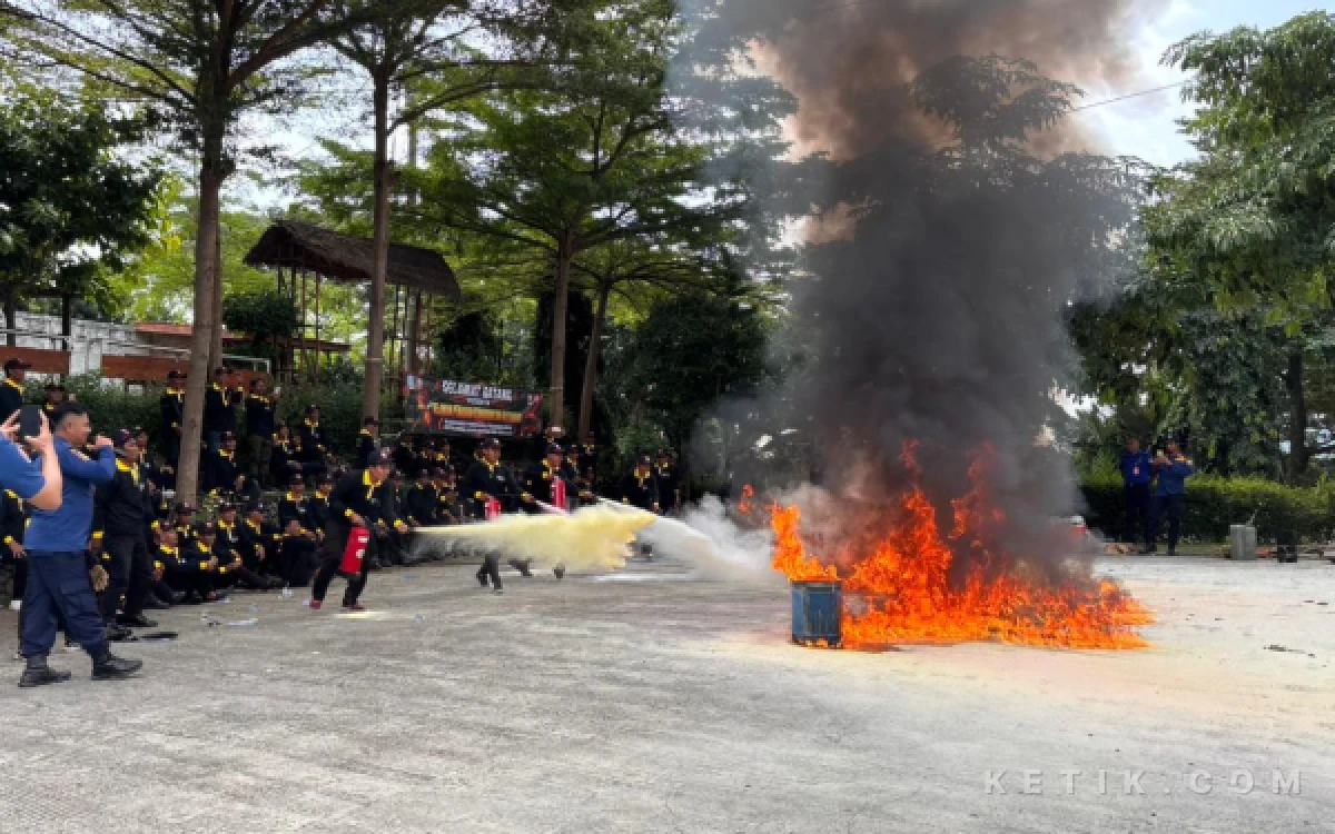 Thumbnail Berita - 100 Relawan di Jombang Dilatih Satpol PP Jatim Tangani Kebakaran hingga Evakuasi Ular