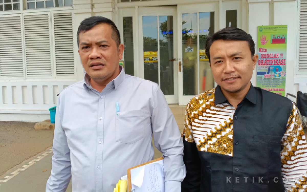 Foto Penasihat hukum para tergugat, Novel Suwa, SH, didampingi M. Alberth, SH, memberikan keterangan kepada awak media usai sidang sengketa aset Universitas Bina Darma di PN Kelas IA Palembang, Rabu 15 Juli 2026. (Foto: M Nanda/Ketik.com)